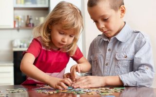 manfaat bermain puzzle bagi anak