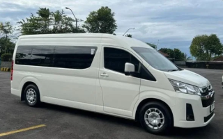 Hiace Premio, Sewa Transport Lombok untuk Liburan Keluarga yang Efisien