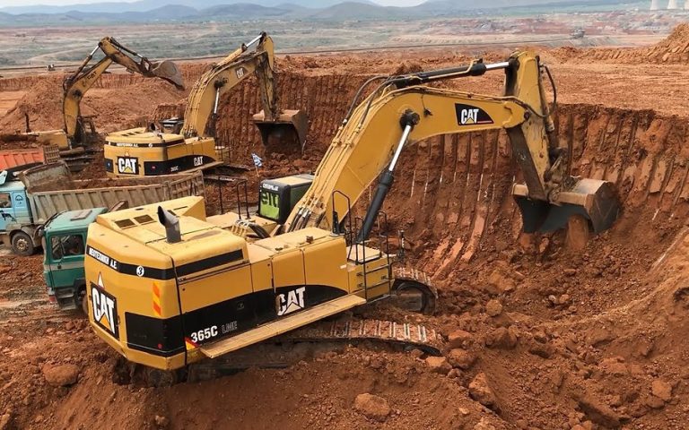 Alat Berat Excavator untuk Konstruksi di Daerah Berbatu