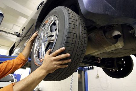 Apa Itu TWI (Tread Wear Indicator)? Kapan Waktu Tepat Ganti Ban Mobil (Bahkan Jika Terlihat Tebal)