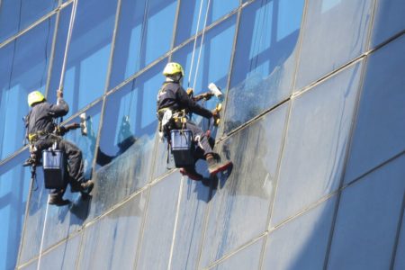 jasa pembersihan kaca gedung