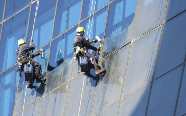 jasa pembersihan kaca gedung