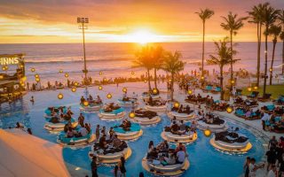 Sunset Beach Club Bali dengan Private Cabana Ternyaman
